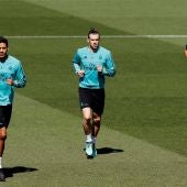 Varane, Bale y Asensio, entrenando con el Real Madrid
