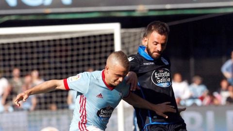 Lobotka y Colak disputan la posesi&oacute;n del bal&oacute;n