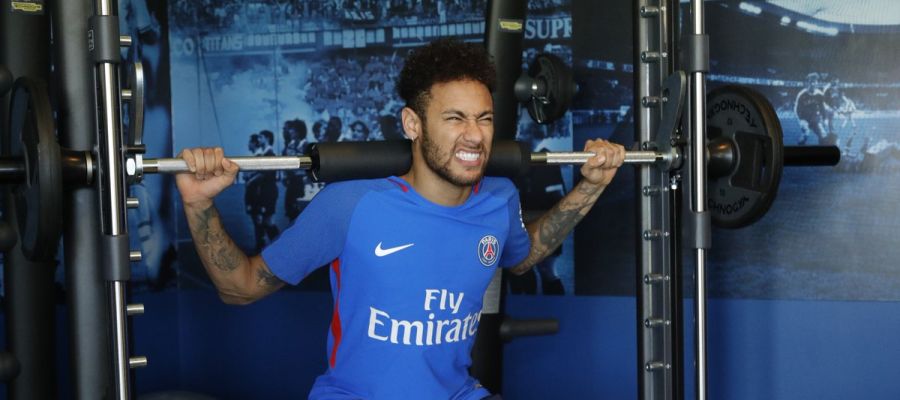 Neymar entrenando en el gimnasio Neymar entrenando en el gimnasio