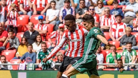 I&ntilde;aki Williams intenta disparar a puerta ante la oposici&oacute;n de Bartra