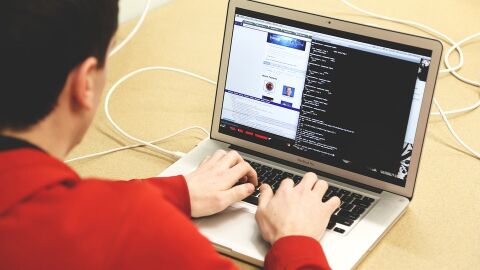 Imagen de archivo de un hacker