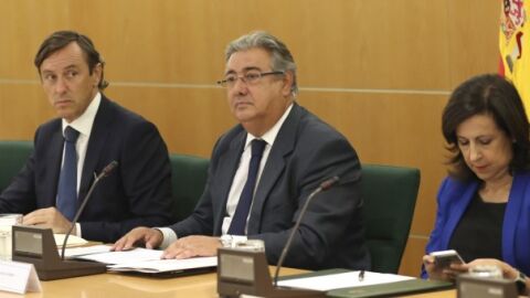 Juan Ignacio Zoido, Rafael Hernando y Margarita Robles en la reuni&oacute;n del Pacto Antiterrorista