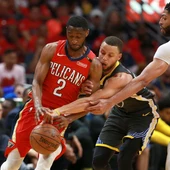 Curry intenta robar el balón entre Holiday y Davis Curry intenta robar el balón entre Holiday y Davis