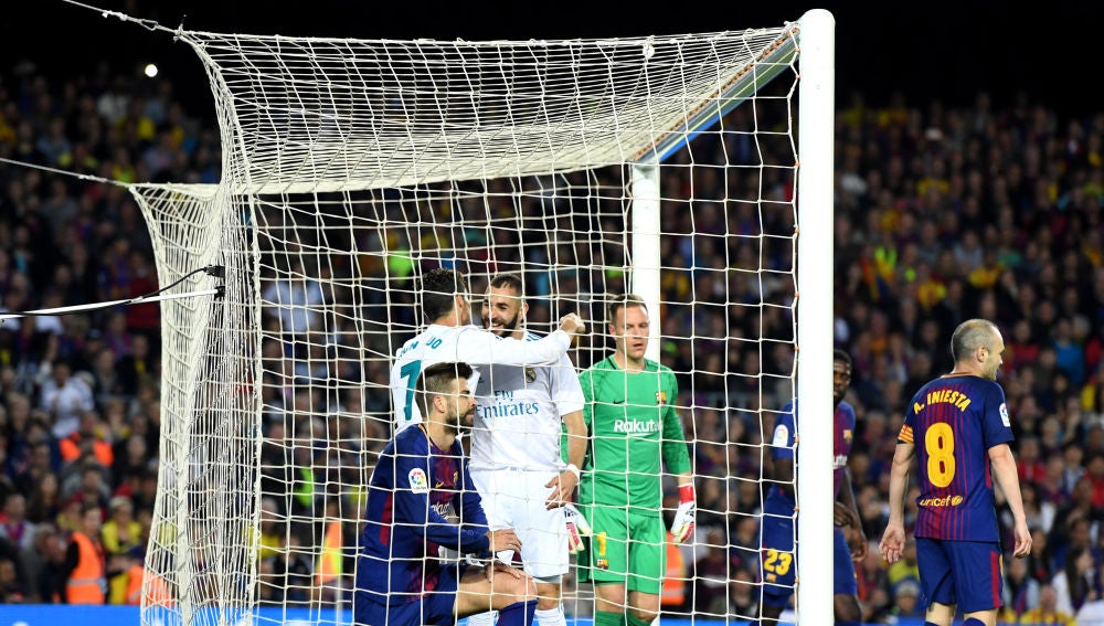 Cristiano Ronaldo y Benzema se abrazan tras el gol del portugués en el Camp Nou