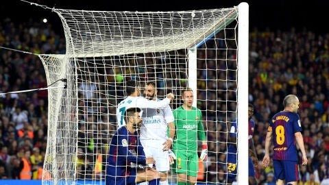 Cristiano Ronaldo y Benzema se abrazan tras el gol del portugu&eacute;s en el Camp Nou