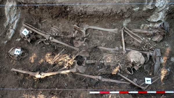 Arranca una nueva fase de excavación para recuperar restos de represaliados en el cementerio de Fuentes de León Arranca una nueva fase de excavación para recuperar restos de represaliados en el cementerio de Fuentes de León