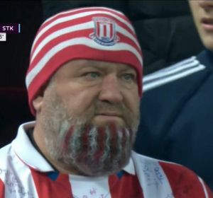 El aficionado del Stoke con parecido al villano de 'Los Vengadores: Infinity War' El aficionado del Stoke con parecido al villano de 'Los Vengadores: Infinity War'