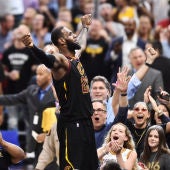 LeBron James celebra con la afición de Cleveland su canasta ante Toronto