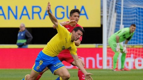 Calleri y David Alba pugnan por la posesi&oacute;n del bal&oacute;n