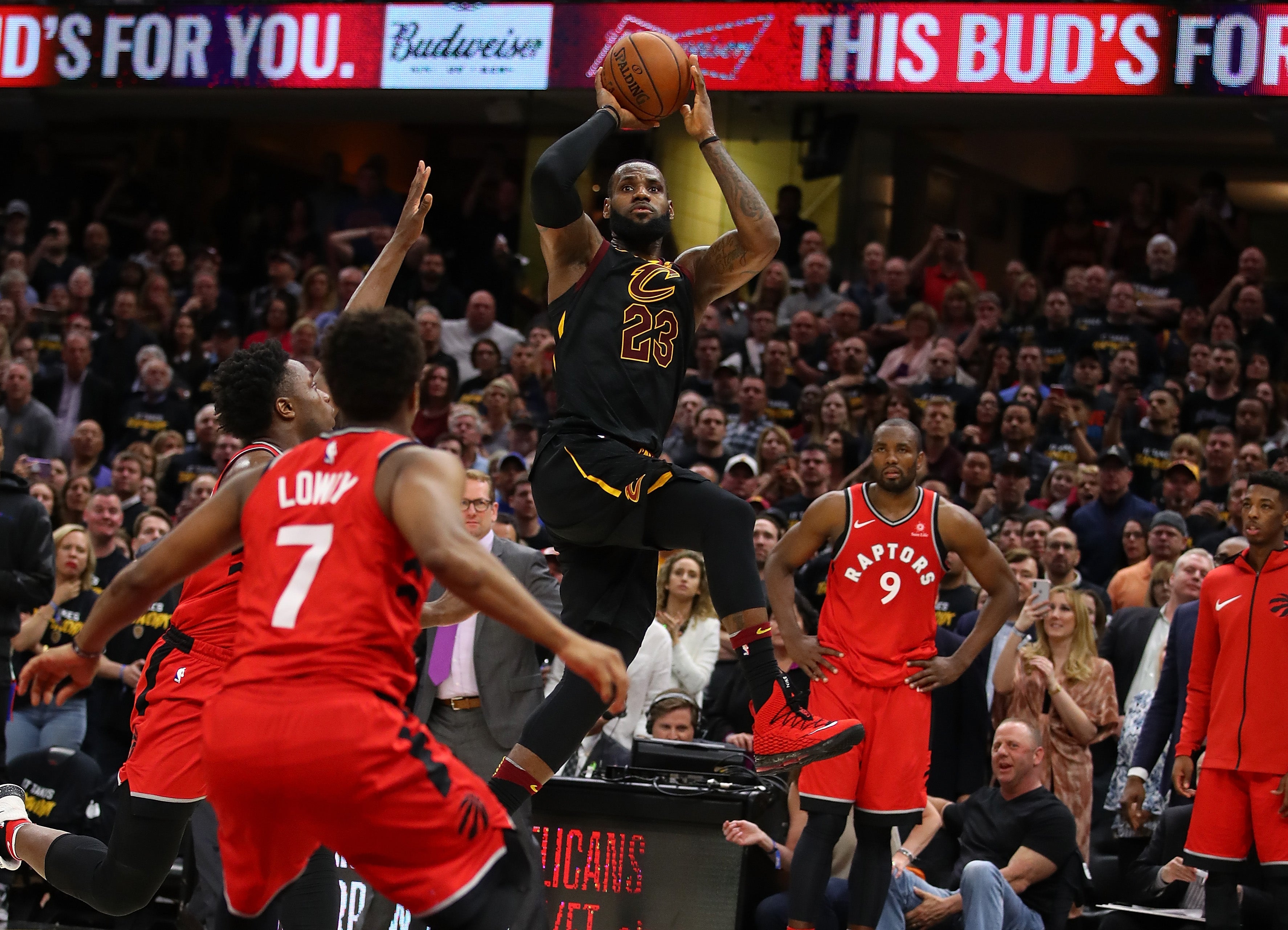 Un tiro imposible de LeBron James pone a los Cavaliers a una victoria de la final de Conferencia Un tiro imposible de LeBron James pone a los Cavaliers a una victoria de la final de Conferencia