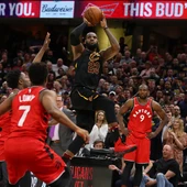 La canasta de LeBron James para dar el triunfo a los Cavaliers contra los Raptors La canasta de LeBron James para dar el triunfo a los Cavaliers contra los Raptors