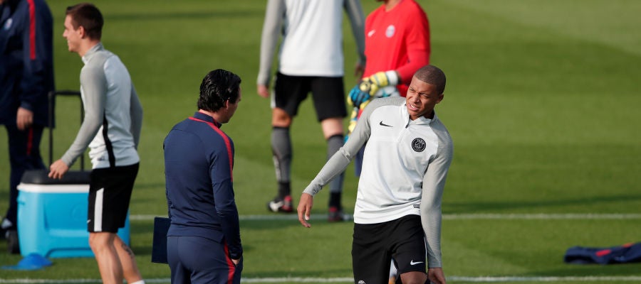 Emery habla con Mbappé en un entrenamiento Emery habla con Mbappé en un entrenamiento