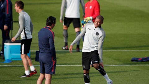 Emery habla con Mbapp&eacute; en un entrenamiento