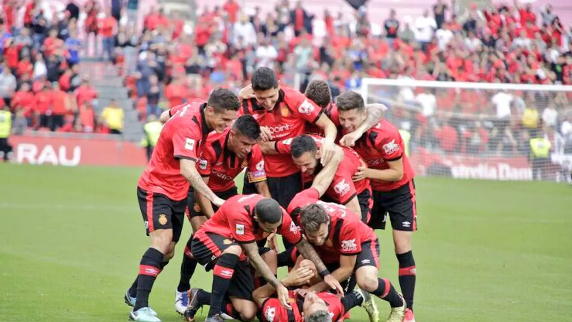 Los jugadores del RCD Mallorca celebran un gol.