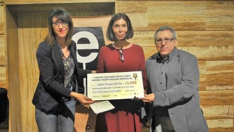 Isabel Picazo de Fez -en el centro- ganadora del I Certamen Literario de Relato Corto 'Manuel Vicente Segarra Berenguer'