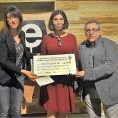 Isabel Picazo de Fez -en el centro- ganadora del I Certamen Literario de Relato Corto 'Manuel Vicente Segarra Berenguer'