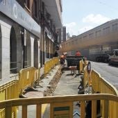 Trabajos de renovacion de aceras en la Plaza Menéndez Pelayo de Elche