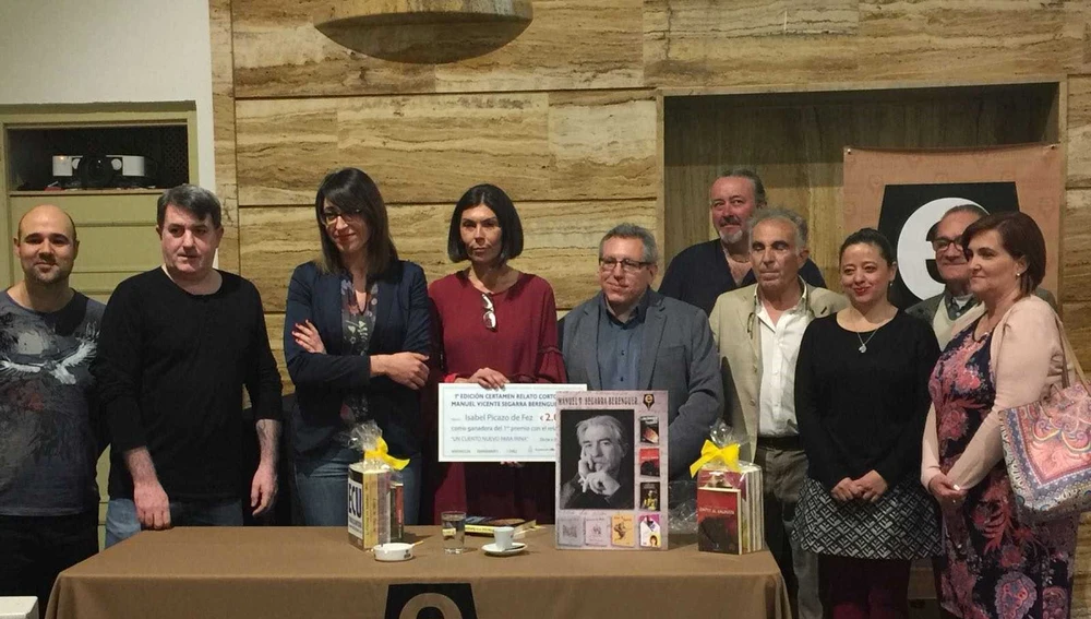 La escitora ganadora con miembros de la Escritores en su Tinta, familiares de Manuel Vicente Segarra y representantes del Ayuntamiento de Elche