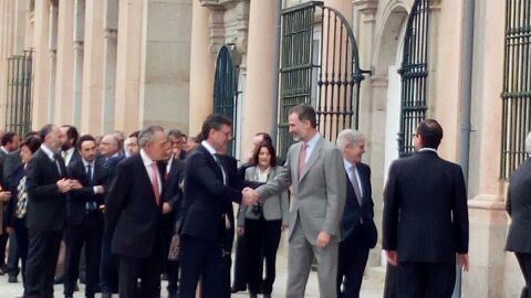 El Rey saluda al Alcalde del Real Sitio, Jos&eacute; Luis V&aacute;zquez