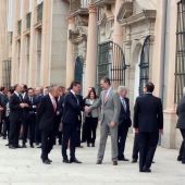 El Rey saluda al Alcalde del Real Sitio, José Luis Vázquez,.
