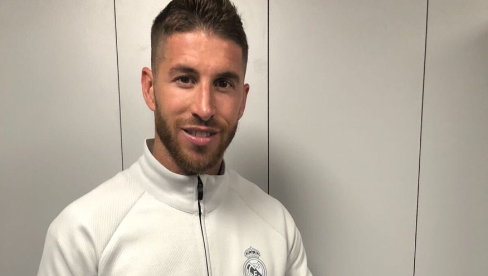 La foto de Sergio Ramos con la camiseta de Iniesta