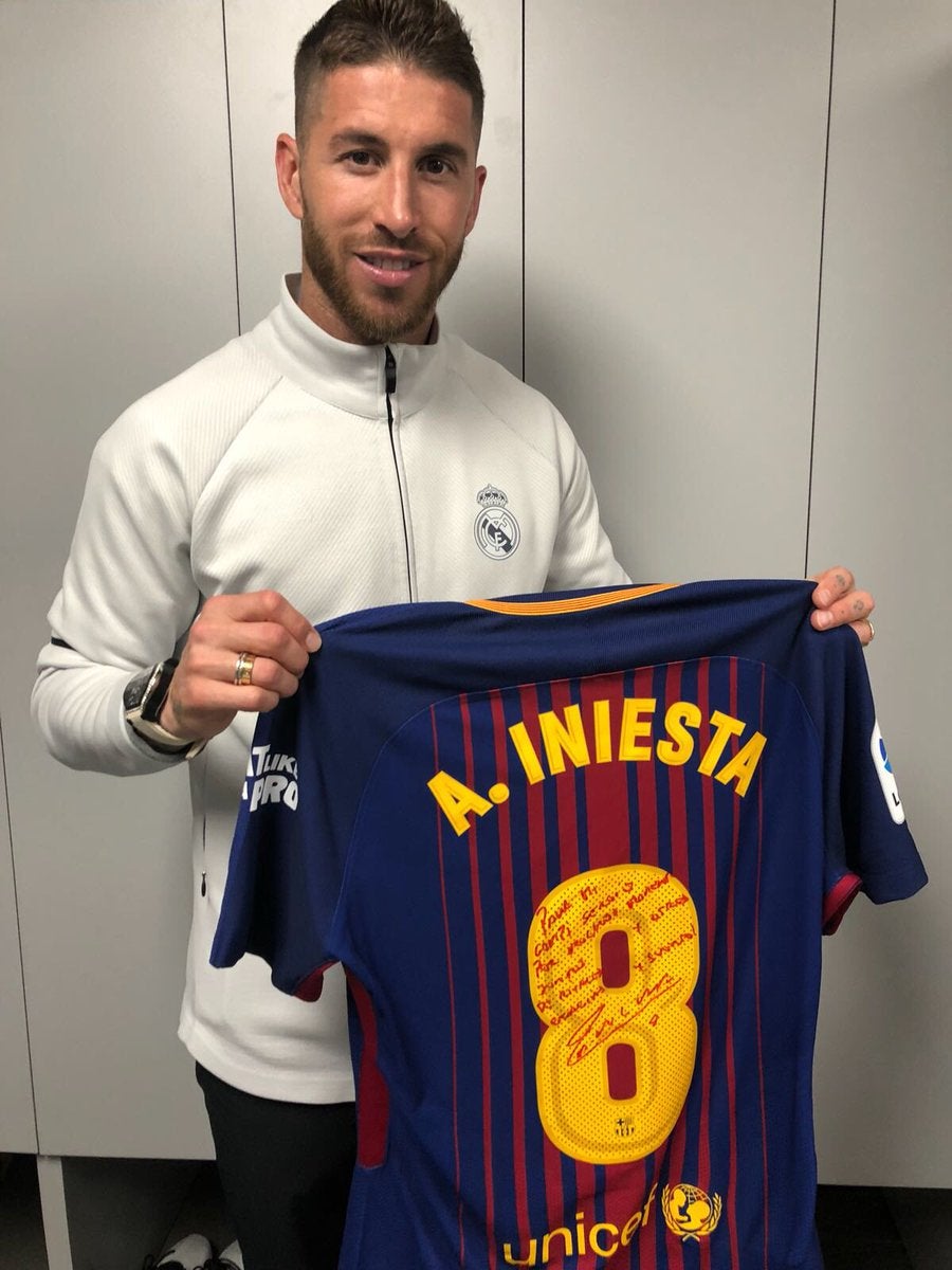Sergio Ramos tiene la última camiseta de Iniesta en un Clásico... con dedicatoria incluida: "Para mi compi" Sergio Ramos tiene la última camiseta de Iniesta en un Clásico... con dedicatoria incluida: "Para mi compi"