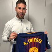 La foto de Sergio Ramos con la camiseta de Iniesta