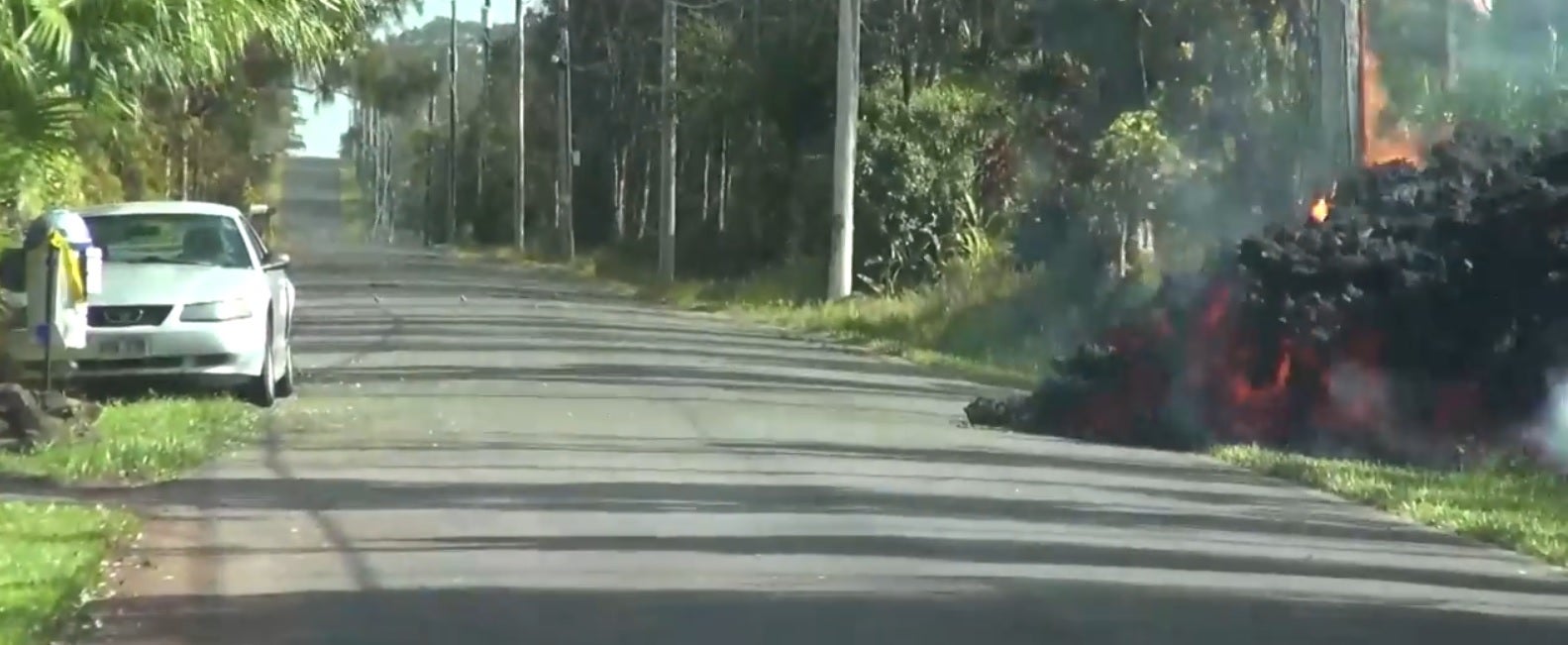 Un 'timelapse' graba cómo la lava del volcán Kilauea alcanza una carretera y un coche Un 'timelapse' graba cómo la lava del volcán Kilauea alcanza una carretera y un coche