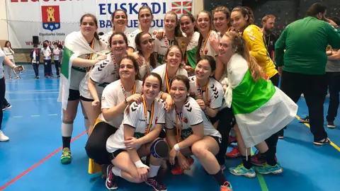 El equipo juvenil femenino del Club Balonmano Elche se proclamó campeón de España en Elgoibar. BALONMANO