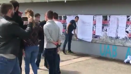 Societat Civil denuncia un intento de agresión con porras por parte de encapuchados en su carpa en la Autónoma de Barcelona Societat Civil denuncia un intento de agresión con porras por parte de encapuchados en su carpa en la Autónoma de Barcelona