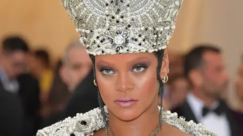 Rihanna con una mitra de perlas en la MET Gala 2018 Rihanna con una mitra de perlas en la MET Gala 2018