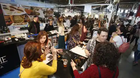 Ciudadanos degustan tapas en una edición de Alicante Gastronómica. Ciudadanos degustan tapas en una edición de Alicante Gastronómica.