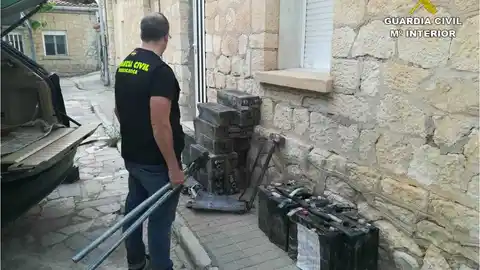 Un agente de la Guardia Civil junto a efectos recuperados en la operación Un agente de la Guardia Civil junto a efectos recuperados en la operación