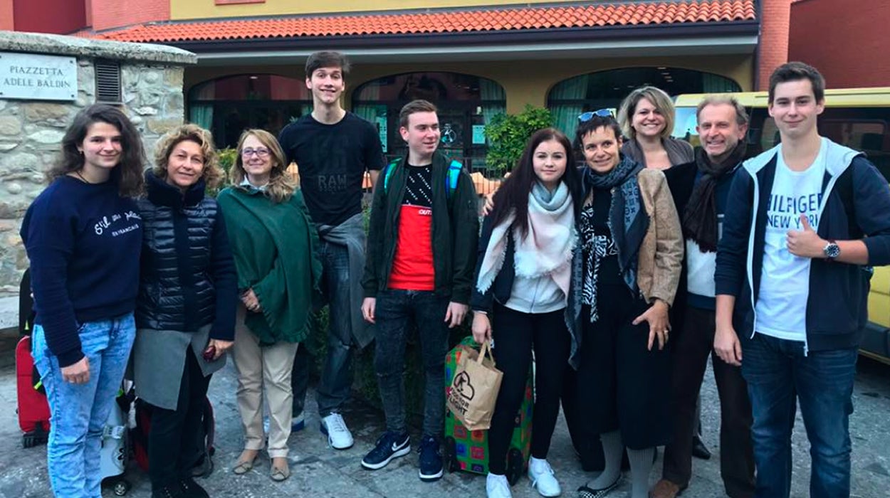 La increíble historia de dos hermanos, que tras adoptar a un bebé con VIH, abrieron una casa de acogida La increíble historia de dos hermanos, que tras adoptar a un bebé con VIH, abrieron una casa de acogida