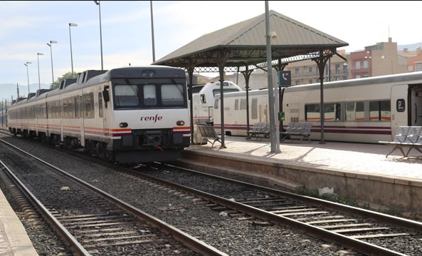El secretario del Comité de Empresa de Renfe-Operadora, Paco Martí: "El AVE es un tren político que no va a solucionar los problemas de movilidad de los murcianos" El secretario del Comité de Empresa de Renfe-Operadora, Paco Martí: "El AVE es un tren político que no va a solucionar los problemas de movilidad de los murcianos"