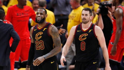 LeBron James sonr&iacute;e junto a Kevin Love