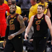LeBron James sonríe junto a Kevin Love LeBron James sonríe junto a Kevin Love