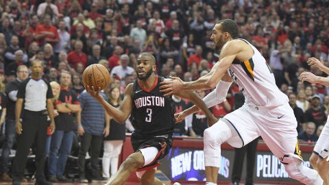 Chris Paul penetra a canasta ante los Jazz