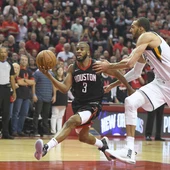 Chris Paul penetra a canasta ante los Jazz Chris Paul penetra a canasta ante los Jazz