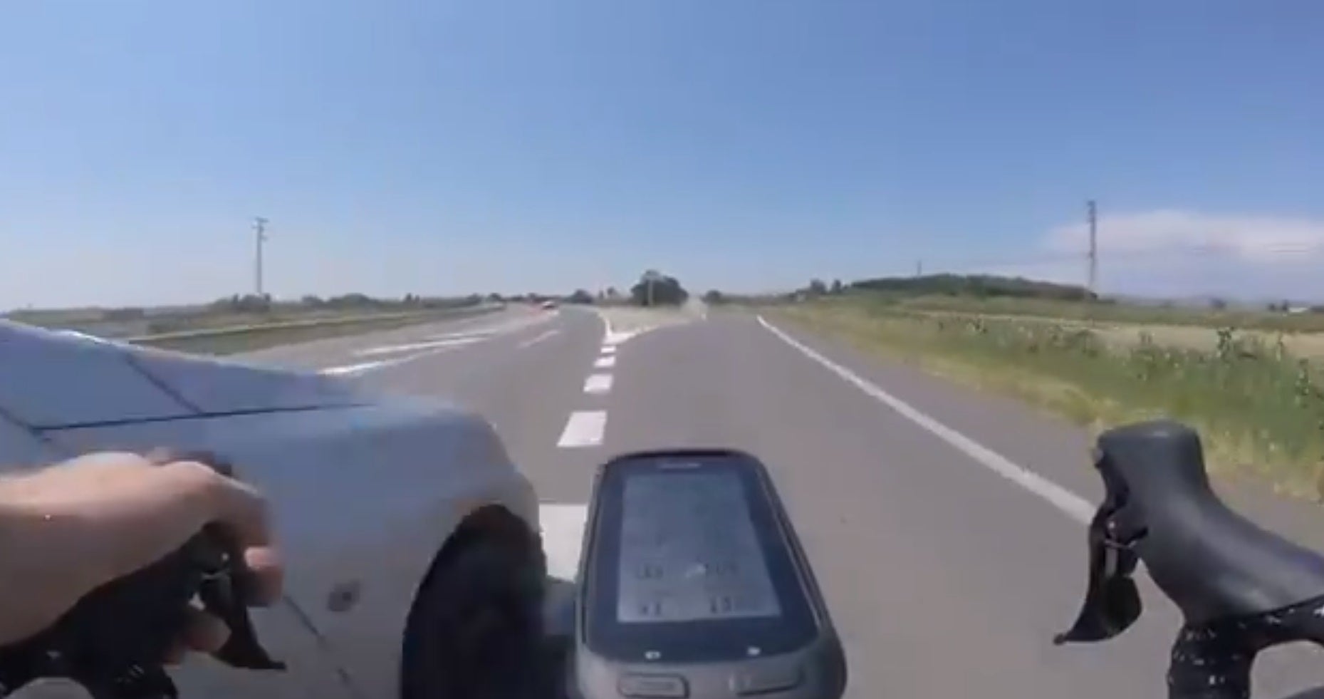 Un ciclista sube un vídeo para buscar el coche que casi acaba con la vida de su compañero Un ciclista sube un vídeo para buscar el coche que casi acaba con la vida de su compañero