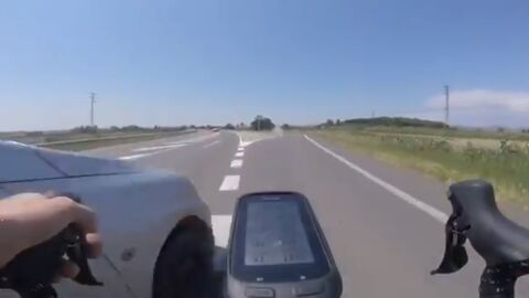 La temeraria maniobra temeraria de un coche contra un ciclista.