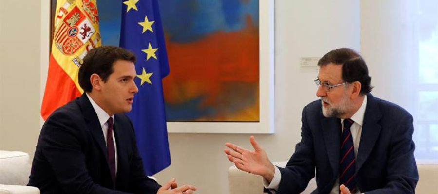 Mariano Rajoy y Albert Rivera durante su reunión en el Palacio de la Moncloa Mariano Rajoy y Albert Rivera durante su reunión en el Palacio de la Moncloa