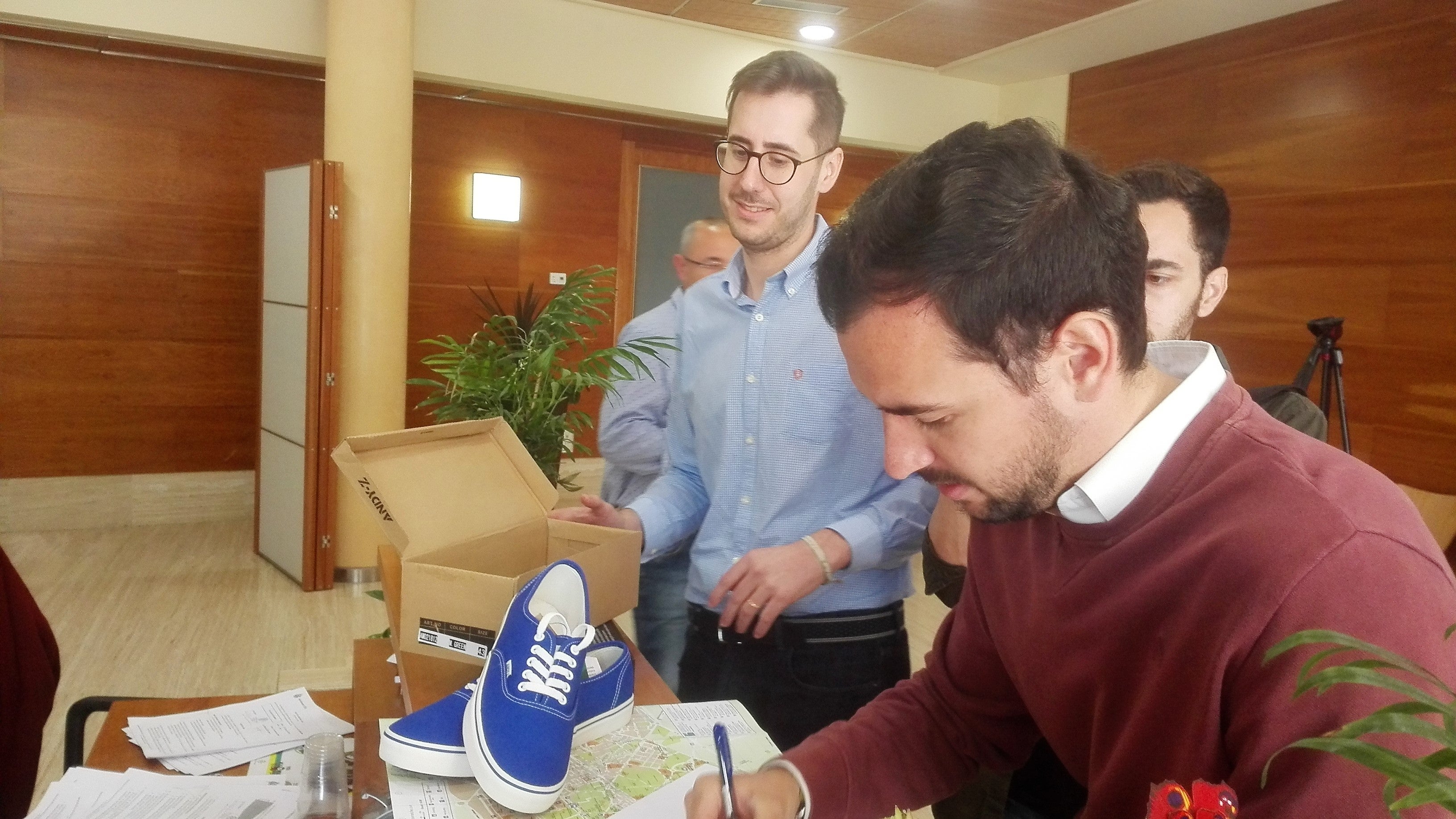 NNGG regala al alcalde de Elche unas zapatillas deportivas para que “recorra los barrios” y “se gane el sueldo” NNGG regala al alcalde de Elche unas zapatillas deportivas para que “recorra los barrios” y “se gane el sueldo”