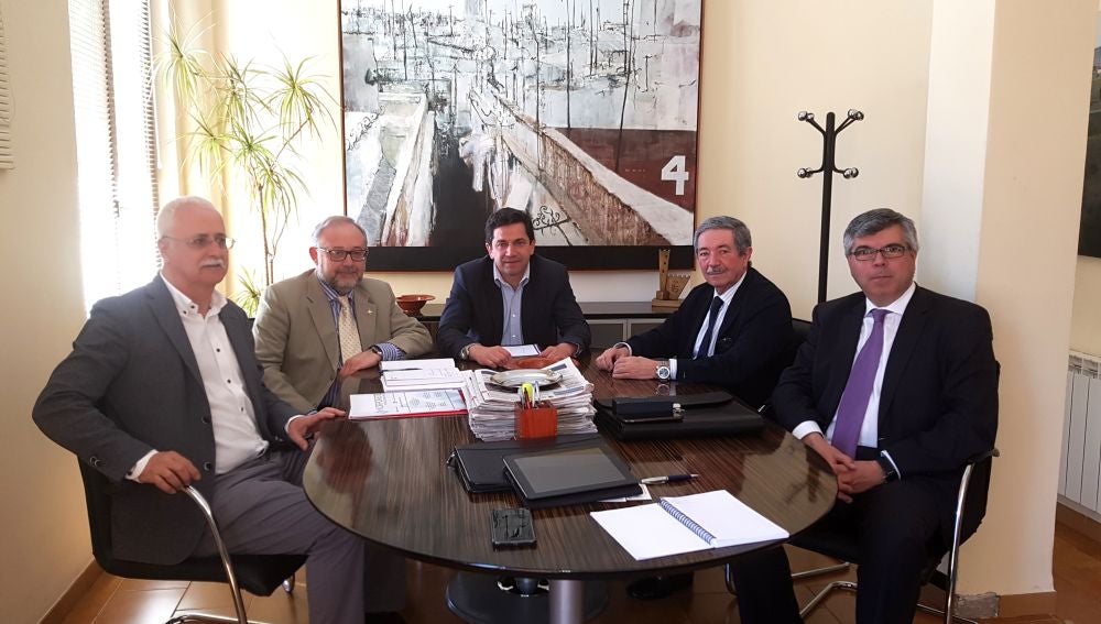 Gómez Arribas mantuvo una reunión con miembros de la Asociación para el Desarrollo del Campo de Calatrava