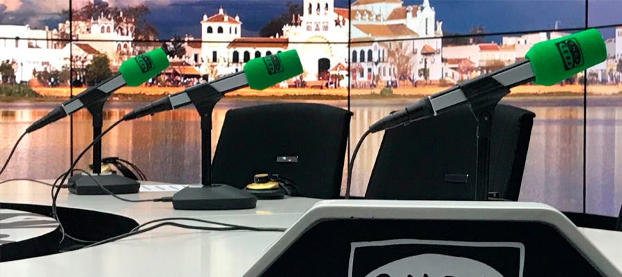 Estudio de Onda Cero con imagen de El Rocío de fondo Estudio de Onda Cero con imagen de El Rocío de fondo