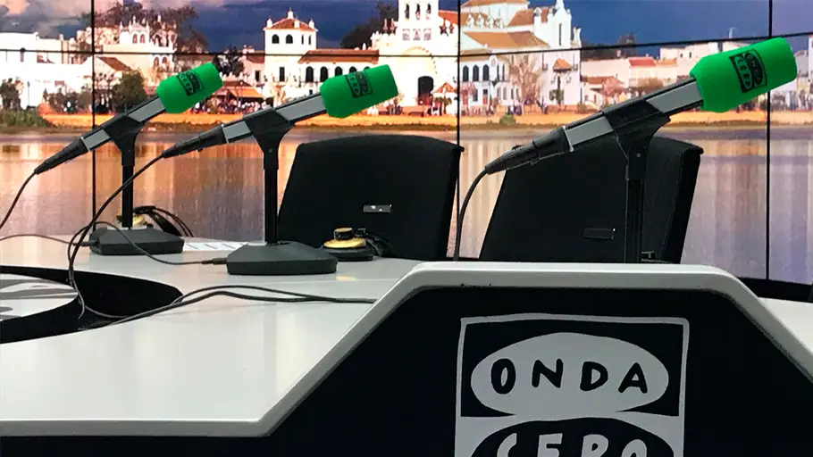 Estudio de Onda Cero con imagen de El Rocío de fondo Estudio de Onda Cero con imagen de El Rocío de fondo