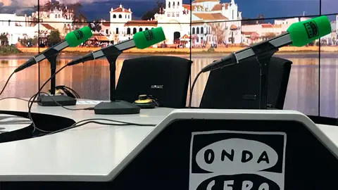 Estudio de Onda Cero con imagen de El Rocío de fondo Estudio de Onda Cero con imagen de El Rocío de fondo