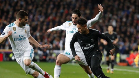 Neymar intenta zafarse de Isco y Nacho