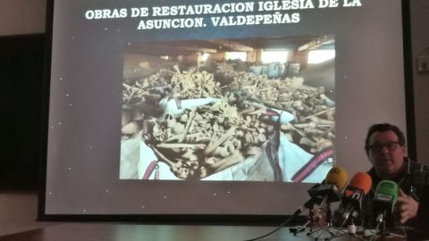 Juli&aacute;n V&eacute;lez, durante la presentaci&oacute;n de las obras de restauraci&oacute;n de la Iglesia de la Asunci&oacute;n de Valdepe&ntilde;as