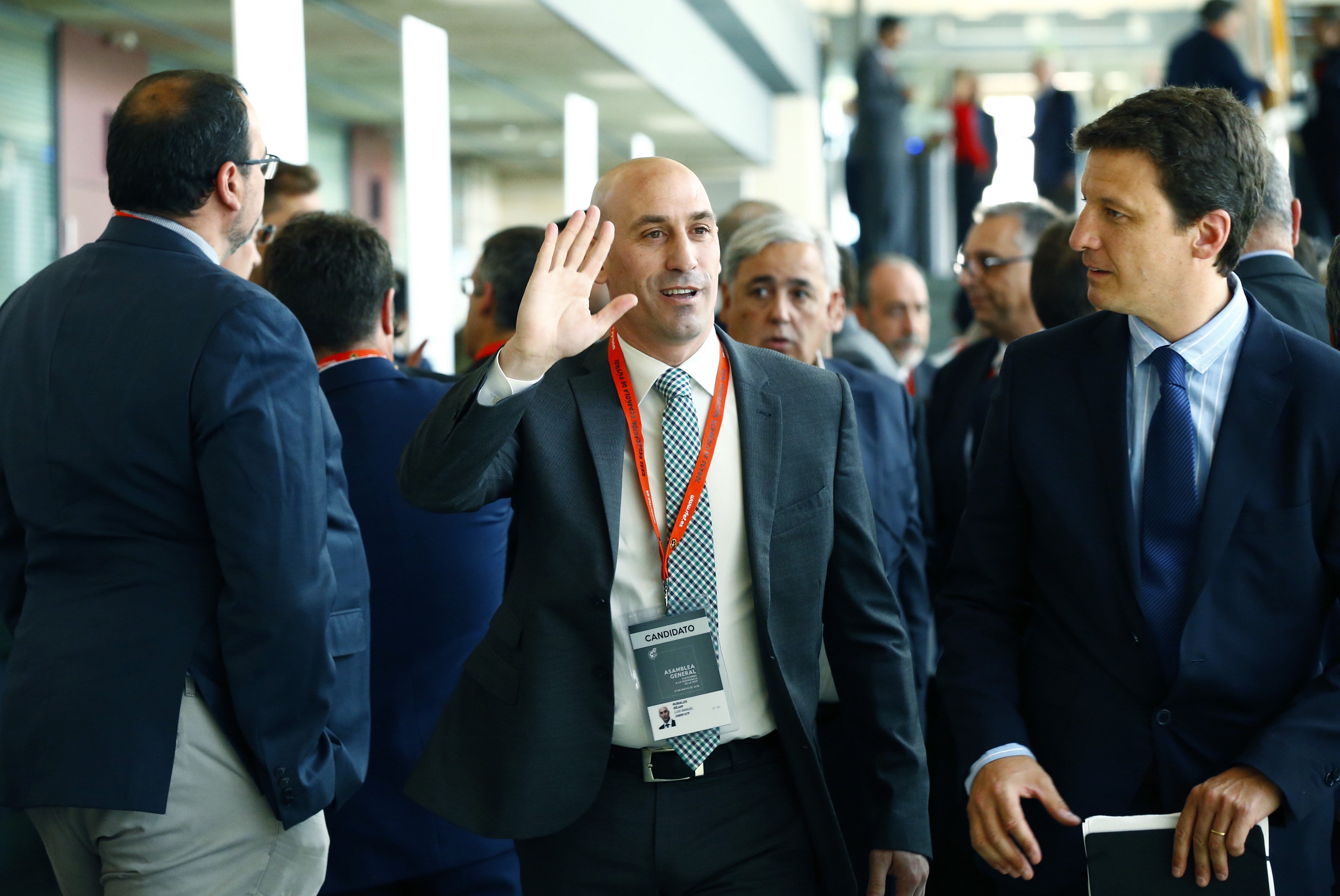 <p>Rubiales acusa a Larrea de un "despilfarro tremendo" por el viaje de "superlujo" a Rusia de dos millones de euros</p> <p>Rubiales acusa a Larrea de un "despilfarro tremendo" por el viaje de "superlujo" a Rusia de dos millones de euros</p>
